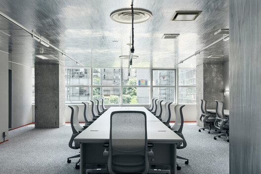 集英社 TOON FACTORY 办公室 – 二期 / GAMMA 建筑事务所 集英社 TOON FACTORY 办公室 – 二期 / GAMMA 建筑事务所 - 室内图, 椅子, 灯, 玻璃