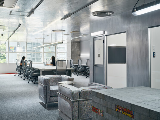 集英社 TOON FACTORY 办公室 – 二期 / GAMMA 建筑事务所 集英社 TOON FACTORY 办公室 – 二期 / GAMMA 建筑事务所 - 室内图, 灯, 椅子, 玻璃
