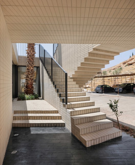 萨米安宿舍行政楼 / Ashari Architects - 室内图, 楼梯, 扶手