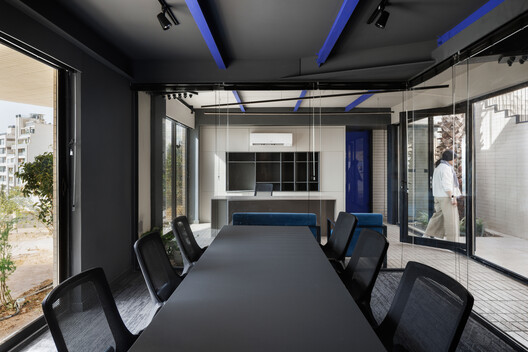 萨米安宿舍行政楼 / Ashari Architects - 室内图, 椅子, 桌子, 灯, 玻璃