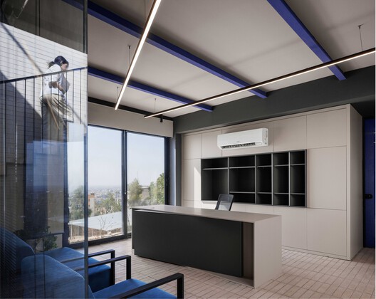 萨米安宿舍行政楼 / Ashari Architects - 室内图, 厨房, 灯, 桌子, 椅子, 玻璃