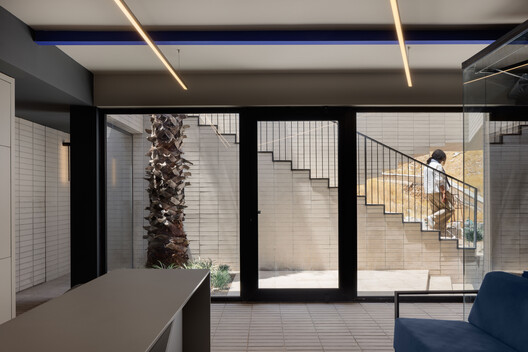 萨米安宿舍行政楼 / Ashari Architects - 室内图, 灯, 玻璃