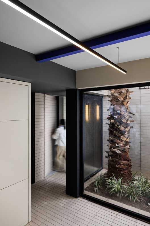 萨米安宿舍行政楼 / Ashari Architects - 室内图, 灯, 玻璃