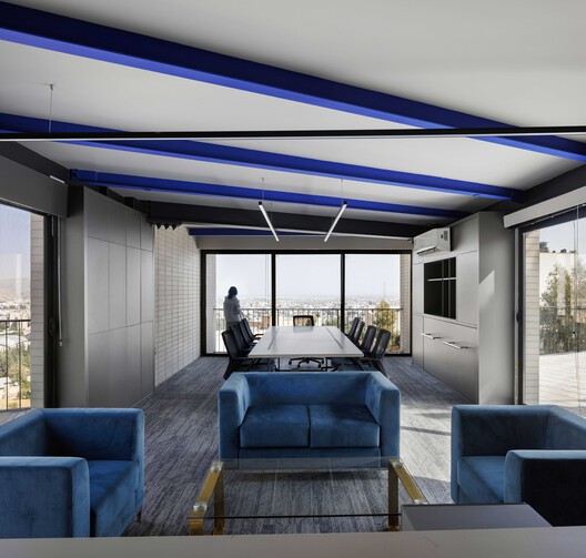 萨米安宿舍行政楼 / Ashari Architects - 室内图, 起居室, 桌子, 椅子, 玻璃