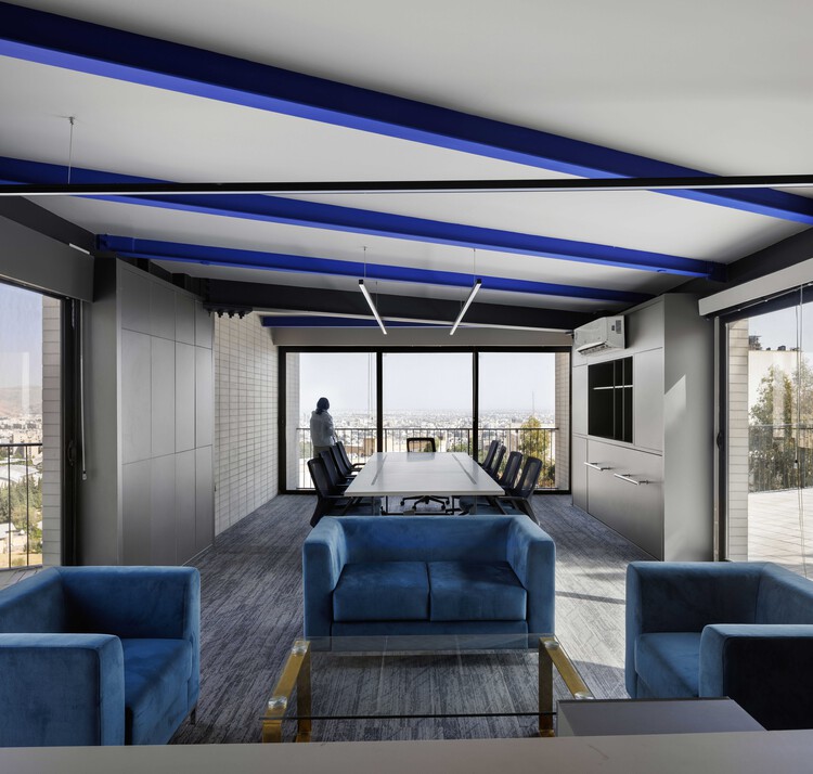 萨米安宿舍行政楼 / Ashari Architects - 室内图, 起居室, 桌子, 椅子, 玻璃