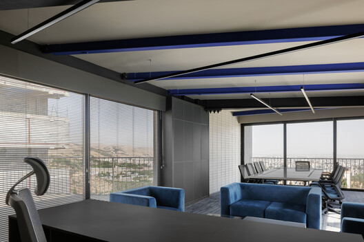 萨米安宿舍行政楼 / Ashari Architects - 室内图, 起居室, 椅子, 玻璃