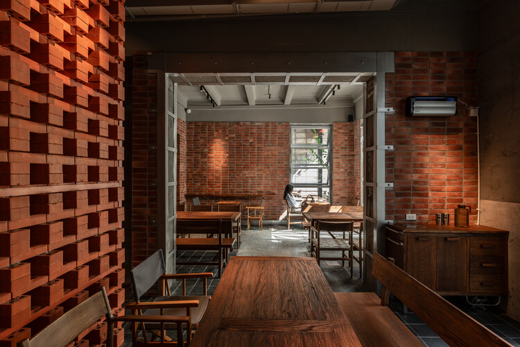 Padaria Fours Signature / Mor studio - Fotografia de Interiores, Sala de Jantar, Madeira, Tijolo, Mesa, Cadeira