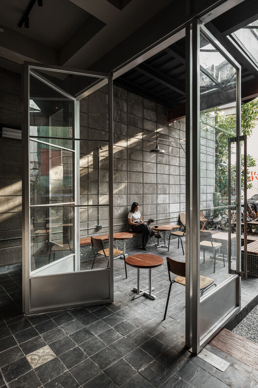 Padaria Fours Signature / Mor studio - Fotografia de Interiores, Vidro, Cadeira