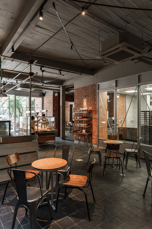 Padaria Fours Signature / Mor studio - Fotografia de Interiores, Sala de Jantar, Madeira, Cadeira, Tijolo, Vidro