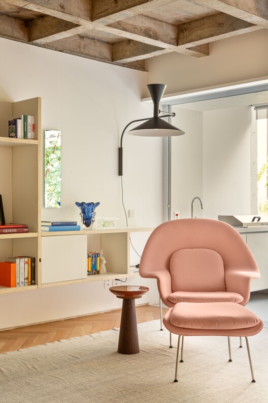 Apartamento Franca / Ana Sawaia Arquitetura - Fotografia de Interiores, Sala de Estar, Madeira, Mesa, Cadeira, Iluminação, Prateleira