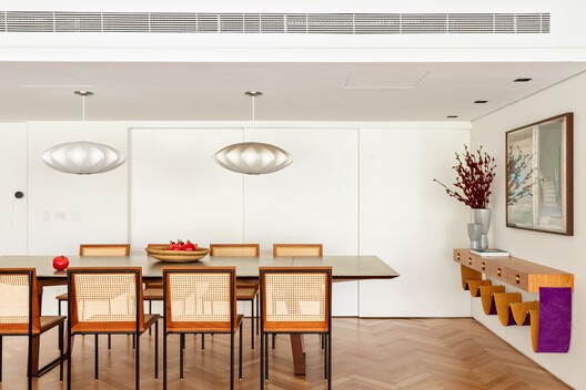 Apartamento Franca / Ana Sawaia Arquitetura - Fotografia de Interiores, Sala de Jantar, Mesa, Madeira, Iluminação, Cadeira, Vidro