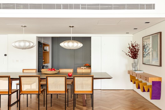 Apartamento Franca / Ana Sawaia Arquitetura - Fotografia de Interiores, Sala de Jantar, Mesa, Madeira, Cadeira, Iluminação, Vidro