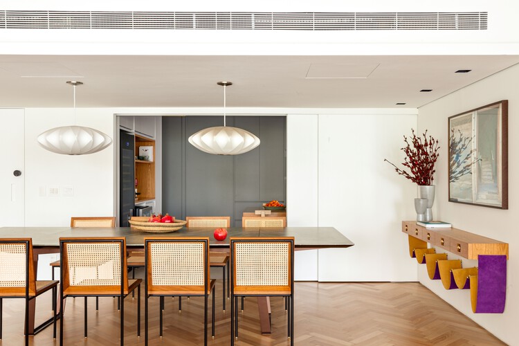 Apartamento Franca / Ana Sawaia Arquitetura - Fotografia de Interiores, Sala de Jantar, Mesa, Madeira, Cadeira, Iluminação, Vidro