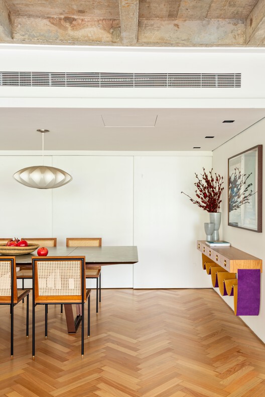 Apartamento Franca / Ana Sawaia Arquitetura - Fotografia de Interiores, Sala de Jantar, Madeira, Mesa, Iluminação, Cadeira