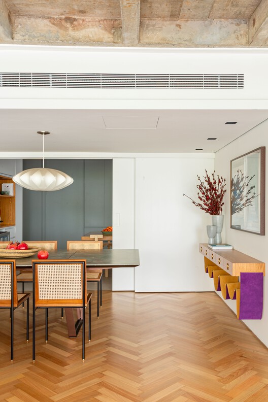 Apartamento Franca / Ana Sawaia Arquitetura - Fotografia de Interiores, Madeira, Mesa, Iluminação, Cadeira
