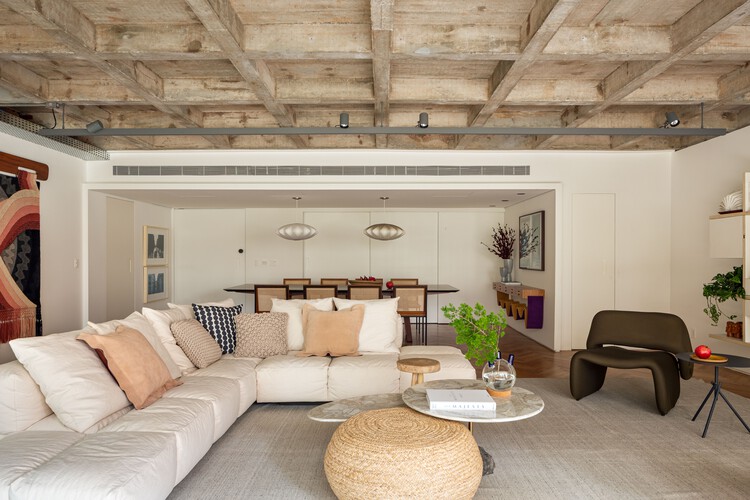 Franca Apartment / Ana Sawaia Arquitetura - Interior Photography, Apartment Interiors, Beam, Table, Lighting, Chair