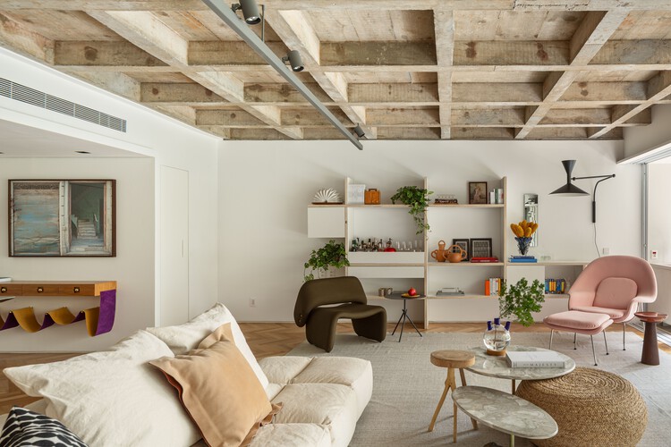 Apartamento Franca / Ana Sawaia Arquitetura - Fotografia de Interiores, Sala de Estar, Madeira, Iluminação, Cadeira, Sofá, Mesa