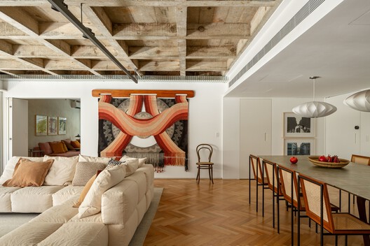 Apartamento Franca / Ana Sawaia Arquitetura - Fotografia de Interiores, Sala de Estar, Madeira, Mesa, Iluminação, Cadeira