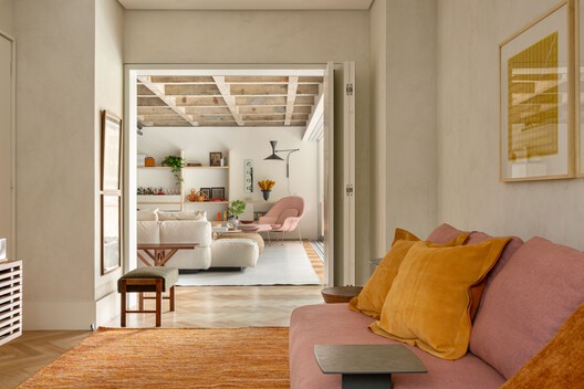 Apartamento Franca / Ana Sawaia Arquitetura - Fotografia de Interiores, Sala de Estar, Madeira, Sofá, Iluminação, Mesa, Cadeira