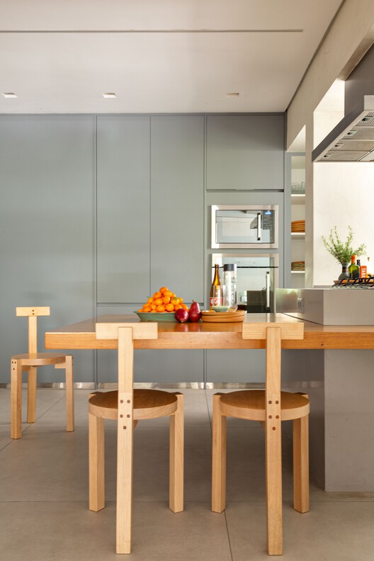 Apartamento Franca / Ana Sawaia Arquitetura - Fotografia de Interiores, Cozinha, Madeira, Mesa, Cadeira