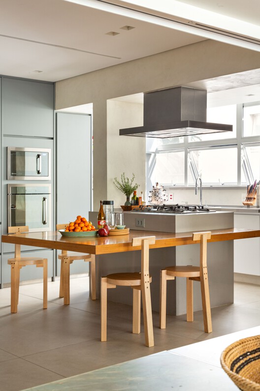 Apartamento Franca / Ana Sawaia Arquitetura - Fotografia de Interiores, Cozinha, Madeira, Mesa, Cadeira, Bancada
