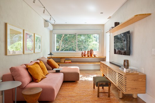 Apartamento Franca / Ana Sawaia Arquitetura - Fotografia de Interiores, Sala de Estar, Sofá, Madeira, Iluminação, Mesa