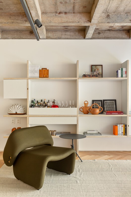 Apartamento Franca / Ana Sawaia Arquitetura - Fotografia de Interiores, Sala de Estar, Cadeira, Prateleira