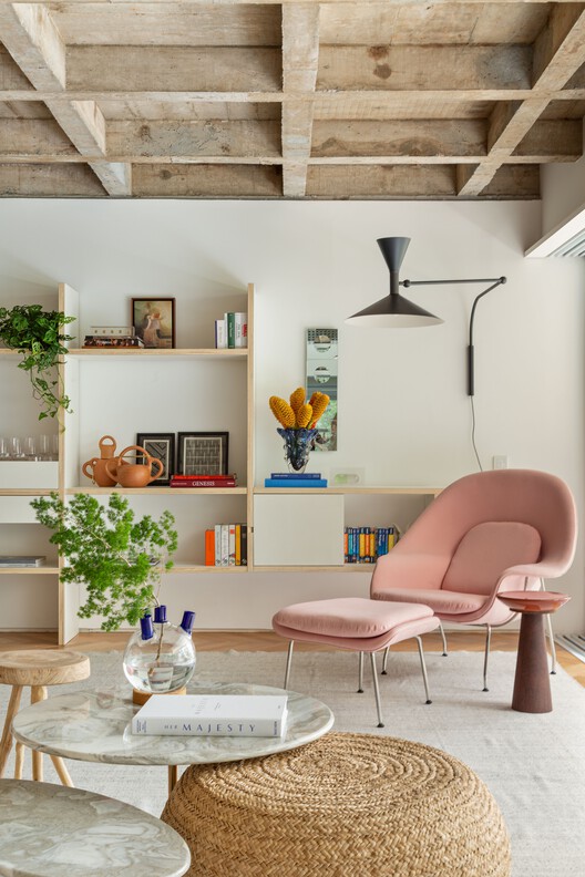 Apartamento Franca / Ana Sawaia Arquitetura - Fotografia de Interiores, Sala de Estar, Madeira, Mesa, Cadeira, Iluminação