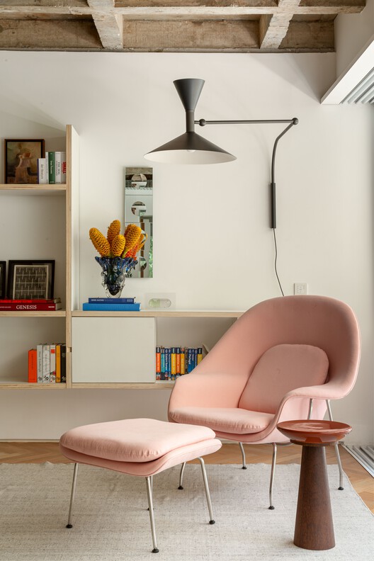 Apartamento Franca / Ana Sawaia Arquitetura - Fotografia de Interiores, Sala de Estar, Madeira, Mesa, Cadeira