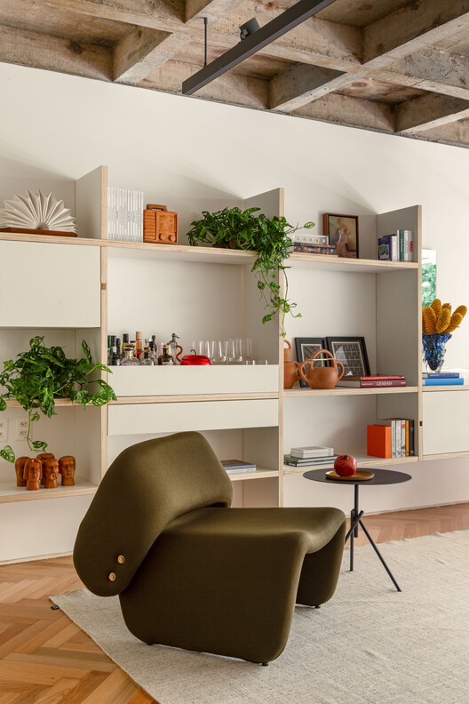 Apartamento Franca / Ana Sawaia Arquitetura - Fotografia de Interiores, Prateleira, Cadeira