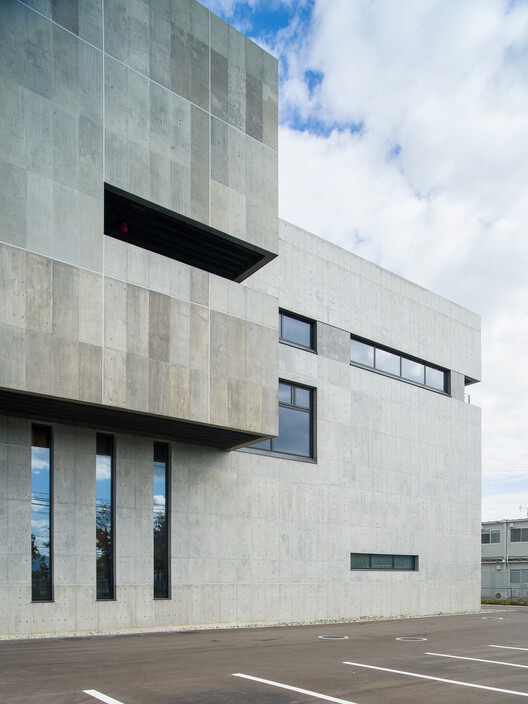 Centro de Dados de Emissão Zero Ishikari (ZED ISHIKARI) / TAISEI DESIGN Planners Architects & Engineers Centro de Dados de Emissão Zero Ishikari (ZED ISHIKARI) / TAISEI DESIGN Planners Architects & Engineers - Fotografia de Exterior, Fachada, Concreto