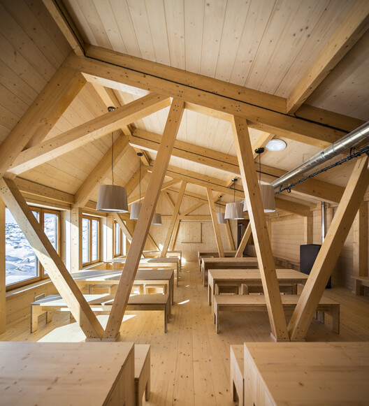 Refugio de Montaña Illa / Altura Arquitectes - Fotografía de interiores, escaleras, madera, fijación de vigas