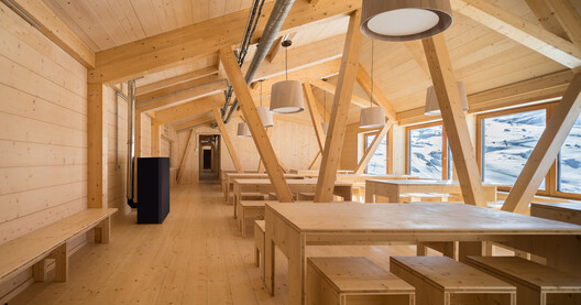 Refugio de Montaña Illa / Altura Arquitectes - Fotografía interior, Cocina, Madera, Fijación Vigas