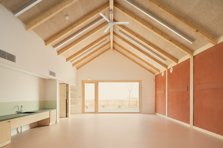 Centro recreativo del grupo escolar Jules Ferry/DEMAIN - Fotografía de interiores, madera, fijación de vigas