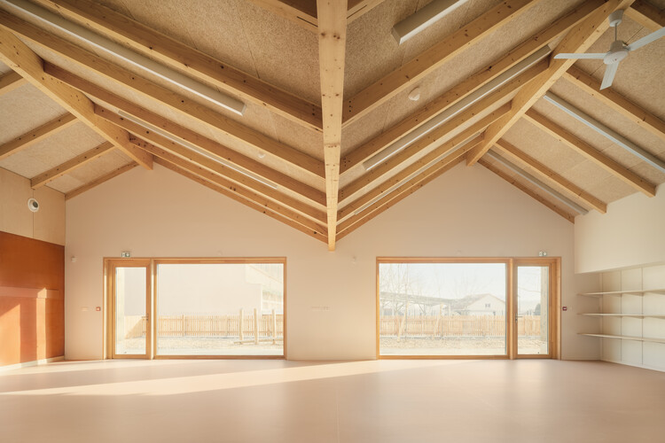 Centro recreativo del grupo escolar Jules Ferry/DEMAIN - Fotografía de interiores, madera, fijación de vigas