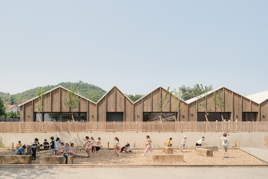 Leisure Center Jules Ferry School Group / DEMAIN