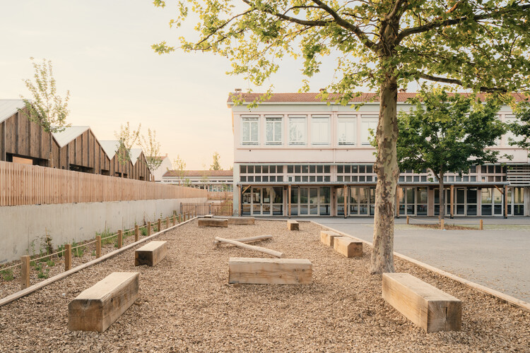 Centro recreativo del grupo escolar Jules Ferry / DEMAIN - fotografía exterior, hormigón, patio interior