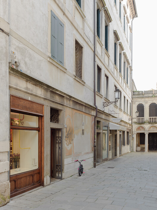 Zoii Kids Retail Space / Architettura Tommasi Zoii Kids Retail Space / Architettura Tommasi - Interior Photography, Door, Concrete