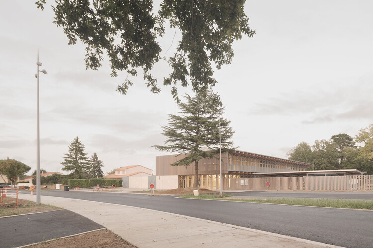 Escuela Julio Verne / Barré Lambot Architectes - fotografía exterior, hormigón