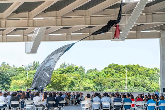 AS ABOVE SO BELOW，可探索的屋顶楼梯 - 室内图