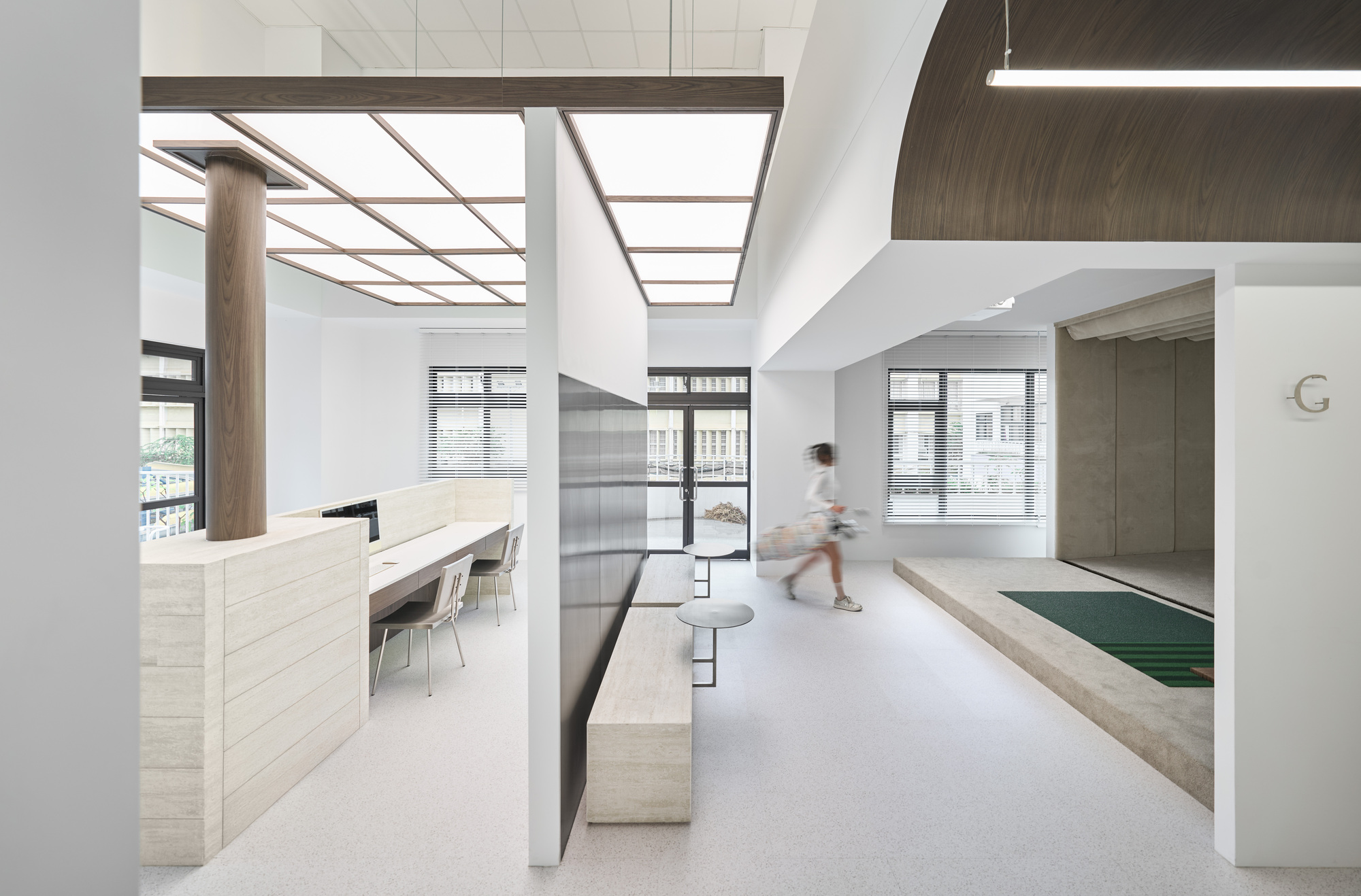 Traces of Light Indoor Golf Course / Degree Design