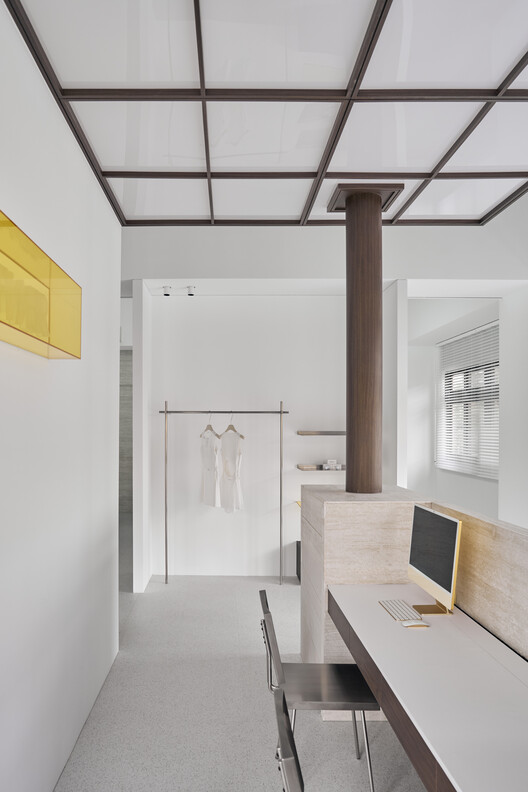 Traces of Light Indoor Golf Course / Degree Design - Interior Photography, Glass, Beam