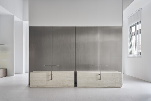 Traces of Light Indoor Golf Course / Degree Design - Interior Photography, Wood, Glass, Closet