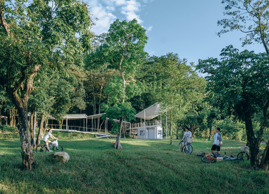 Bosque de Coberturas Flutuantes / People's Architecture Office + Ziwei Xu - Fotografia de Exterior, Jardim