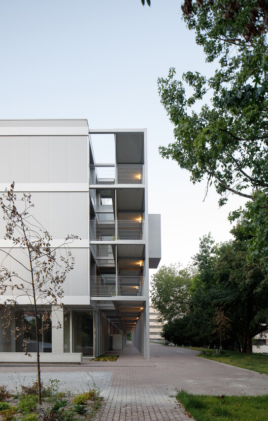 Edificio Residencial de Estudios 24.6 / Pitagoras Group - Fotografía exterior, Balcón