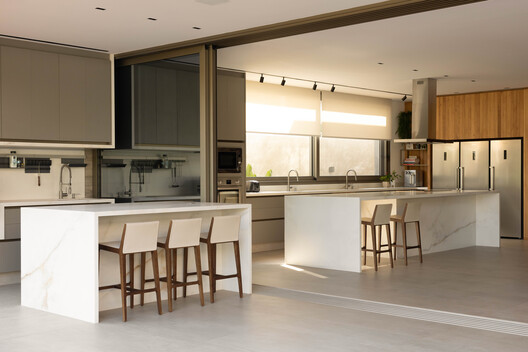 Cedar House / Fernanda Padula Arquitetura + Juliana Risso Arquitetura - Interior Photography, Kitchen, Countertop, Wood, Lighting, Chair