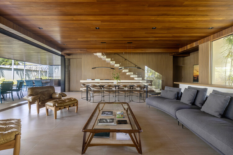 Casa Acapu / STUDIO ANDRE LENZA - fotografía de interiores, sala, madera, mesa, sillón, silla, iluminación