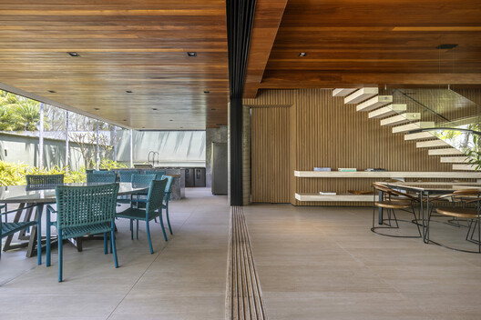 Casa Acapu / STUDIO ANDRE LENZA - Fotografía interior, Comedor, Madera, Terraza, Sillas