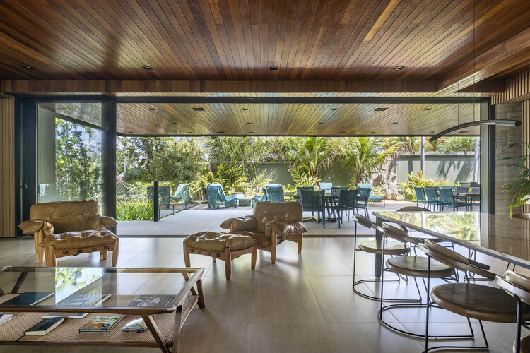 Casa Acapu / STUDIO ANDRE LENZA - fotografía de interiores, restaurante, madera, mesas, sillas, iluminación, vidrio