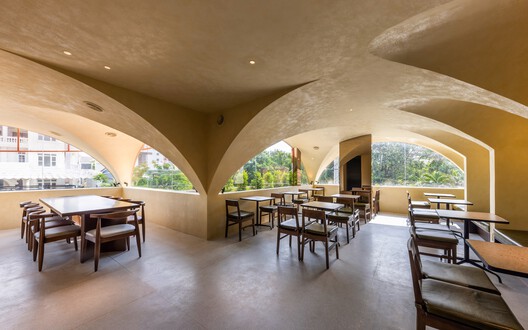 CHUK 遗址咖啡馆 / 6717 Studio CHUK 遗址咖啡馆 / 6717 Studio - 室内图, 餐厅, 木头, 拱, 椅子, 玻璃, 拱廊